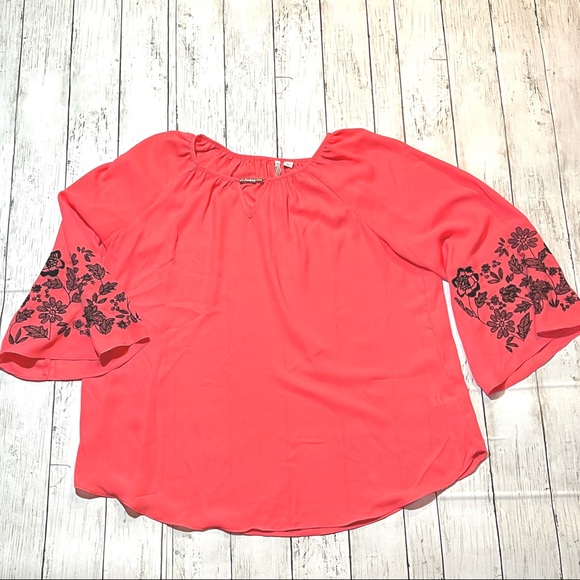 Coral Cato NWOT top XL black embroidery on sleeves - Picture 1 of 2